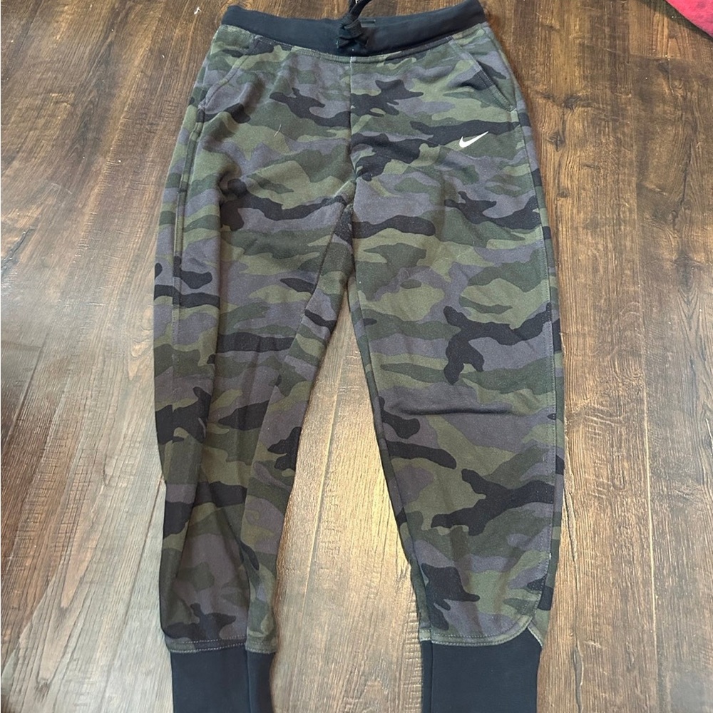 Nike camo jogger
